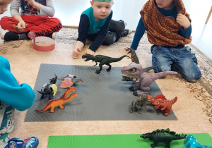 Dzieci klasyfikują dinozaury